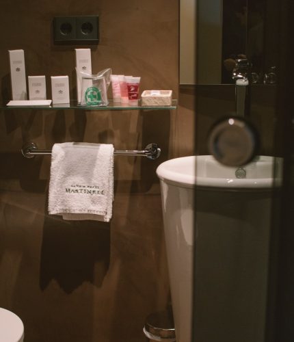 detalle baño habitación individualMastinell hotel con bodega