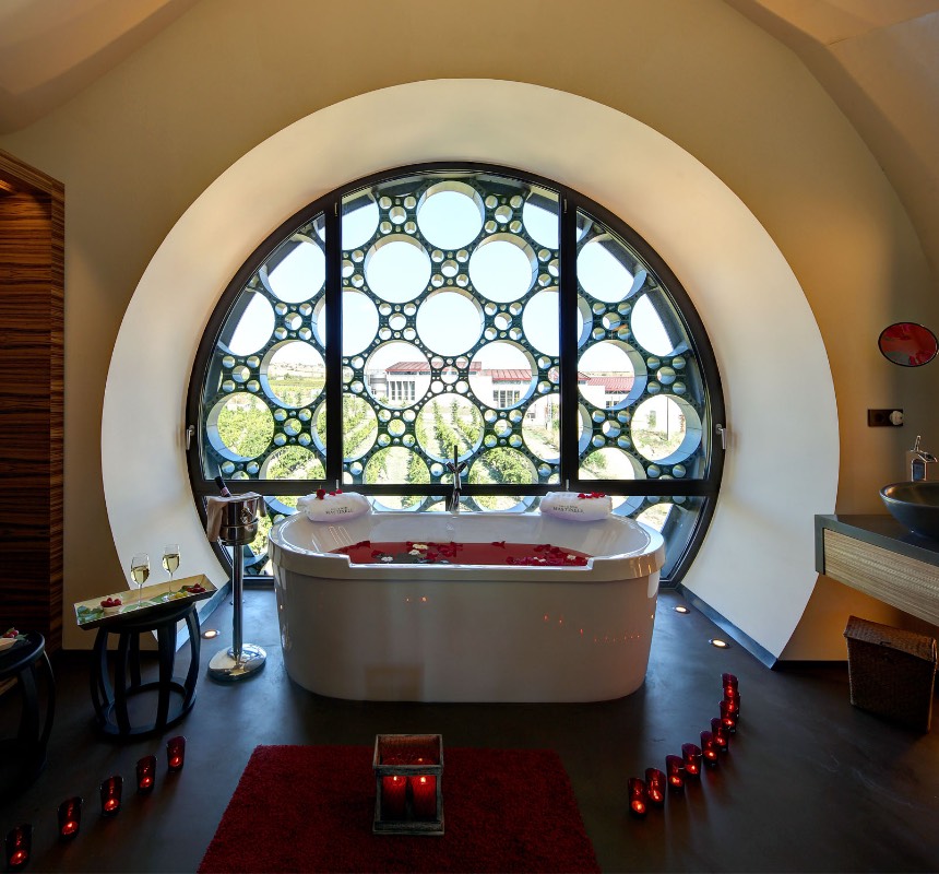 espacios y vistas baño suite Mastinell hotel con bodega